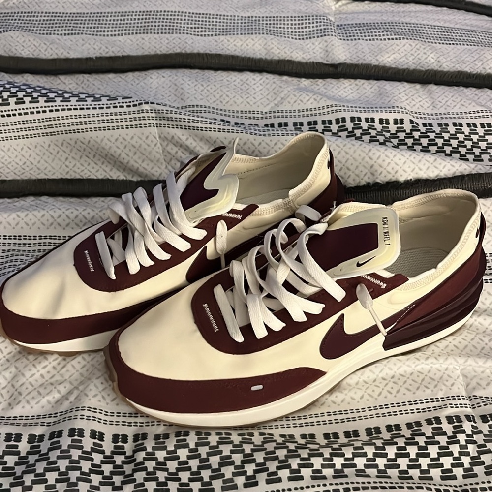 I’m selling:men tennis shoes Nike Nsw Waffle. Color:cream/offwhite plum/burgundy